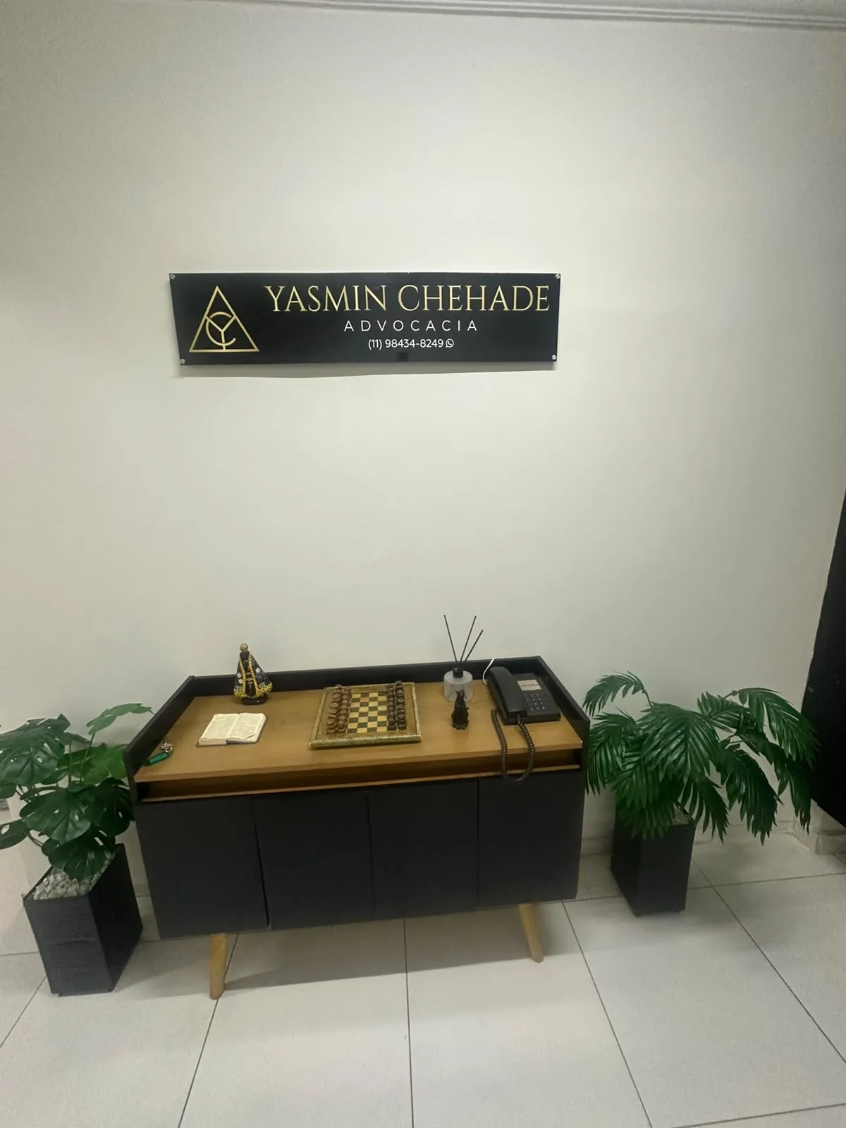 Identidade visual na recepção do escritório Yasmin Chehade